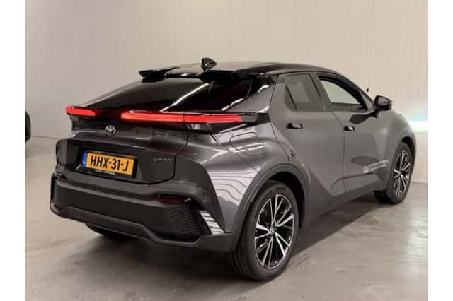 Toyota C-HR (2025) thumbnail 2