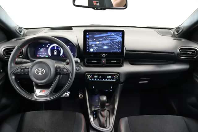Toyota Yaris (2024) thumbnail 3