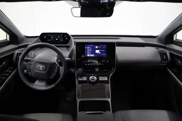 Toyota bZ4X (2025) thumbnail 3