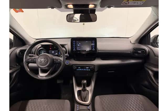 Toyota Yaris (2023) thumbnail 3