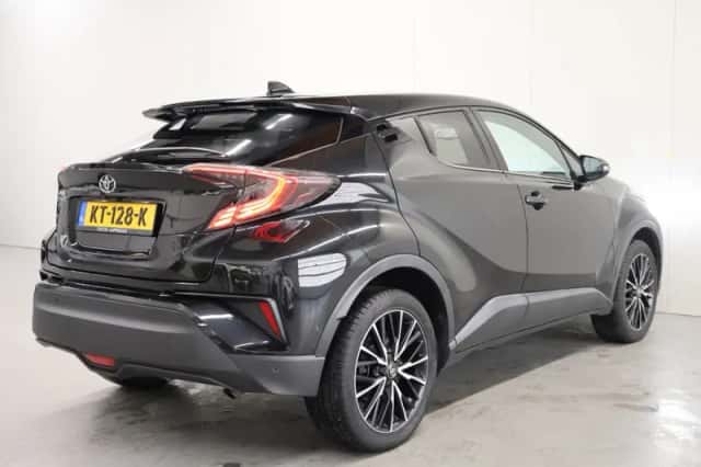 Toyota C-HR (2016) thumbnail 2