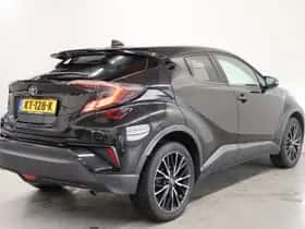 Toyota C-HR (2016) thumbnail 2