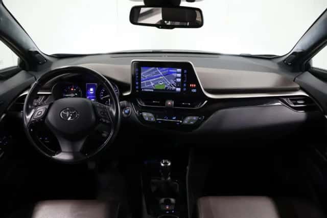 Toyota C-HR (2016) thumbnail 3