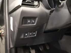 Toyota C-HR (2016) thumbnail 22