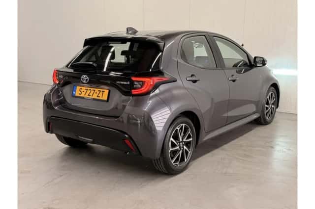 Toyota Yaris (2023) thumbnail 2
