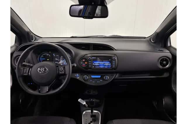 Toyota Yaris (2020) thumbnail 3