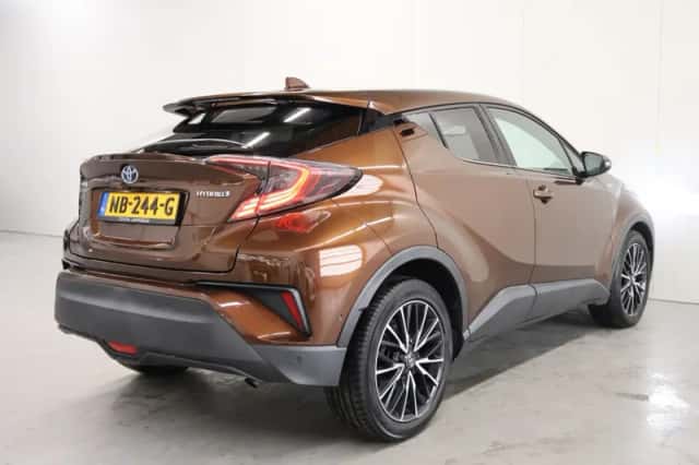 Toyota C-HR (2017) thumbnail 2