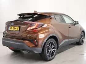 Toyota C-HR (2017) thumbnail 2