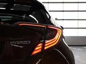 Toyota C-HR (2017) thumbnail 11