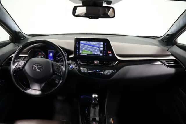 Toyota C-HR (2017) thumbnail 3