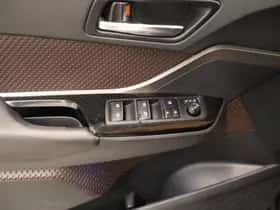 Toyota C-HR (2017) thumbnail 22