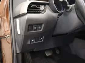 Toyota C-HR (2017) thumbnail 23