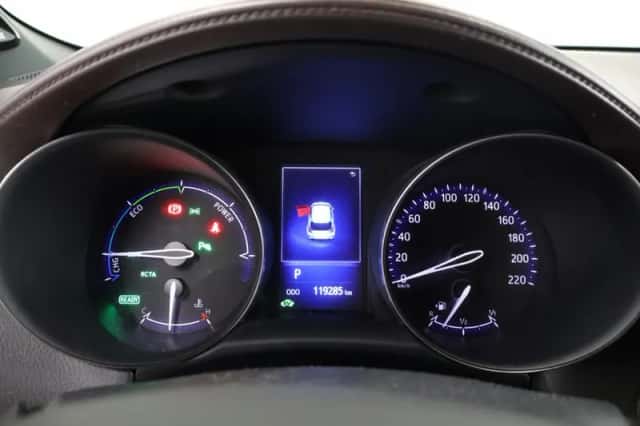 Toyota C-HR (2017) thumbnail 4