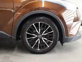 Toyota C-HR (2017) thumbnail 9