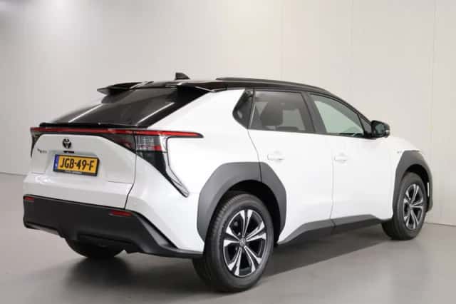 Toyota bZ4X (2025) thumbnail 2