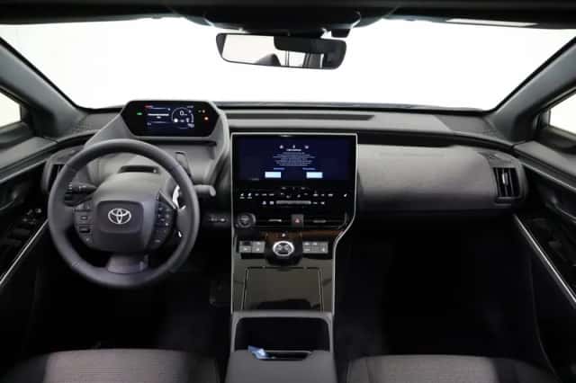 Toyota bZ4X (2025) thumbnail 3