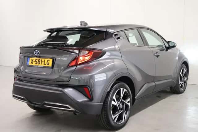 Toyota C-HR (2023) thumbnail 2