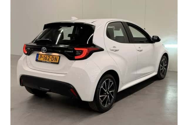 Toyota Yaris (2022) thumbnail 2