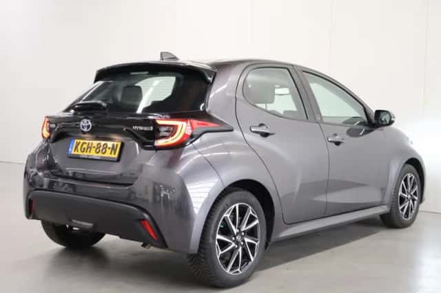 Toyota Yaris (2022) thumbnail 2