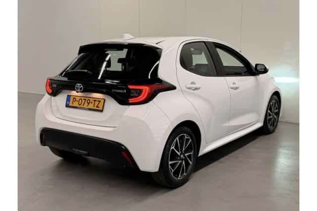 Toyota Yaris (2022) thumbnail 2