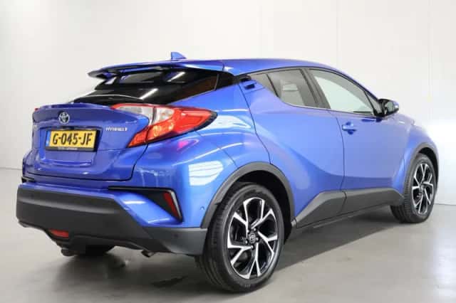 Toyota C-HR (2019) thumbnail 2