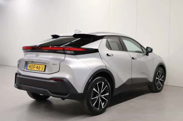 Toyota C-HR (2025) thumbnail 2