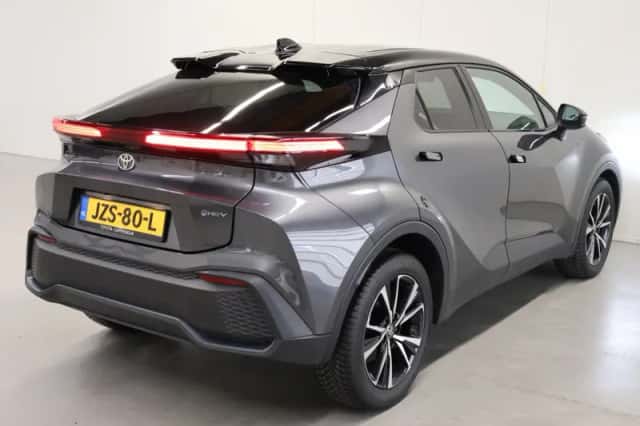 Toyota C-HR (2025) thumbnail 2