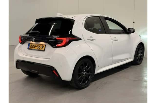 Toyota Yaris (2022) thumbnail 2
