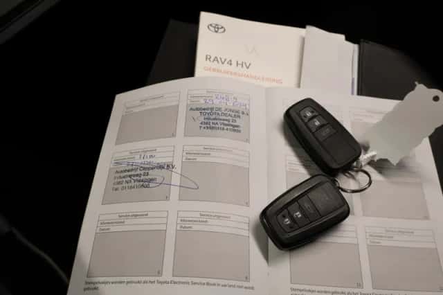 Toyota RAV4 (2022) thumbnail 5