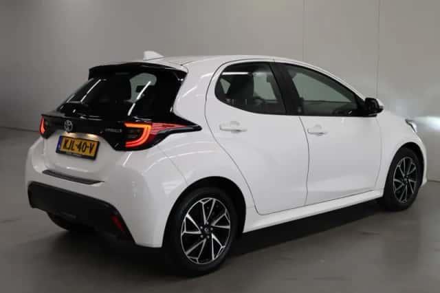 Toyota Yaris (2022) thumbnail 2