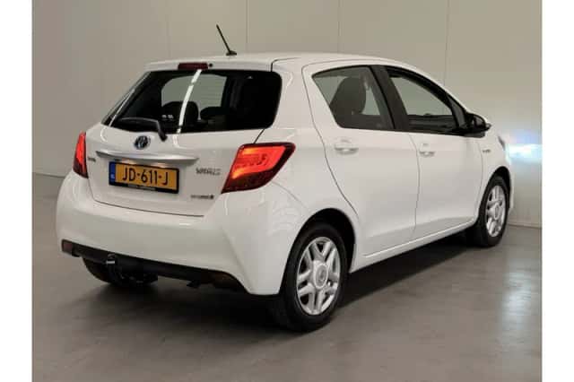 Toyota Yaris (2015) thumbnail 2