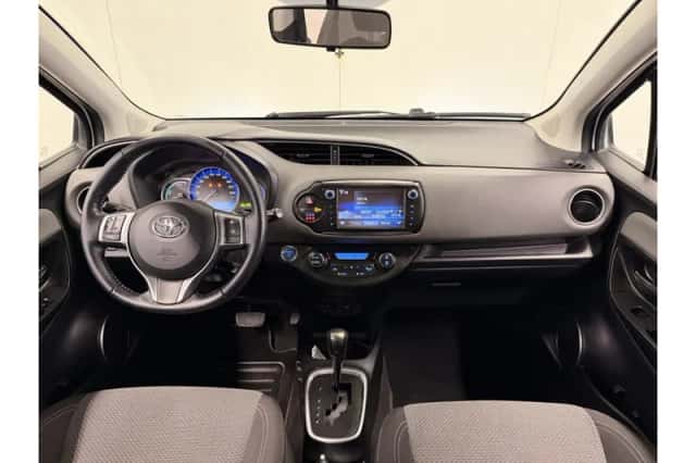 Toyota Yaris (2015) thumbnail 3