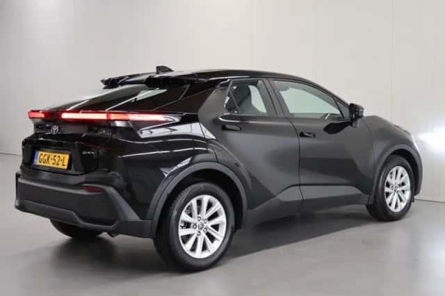 Toyota C-HR (2024) thumbnail 2