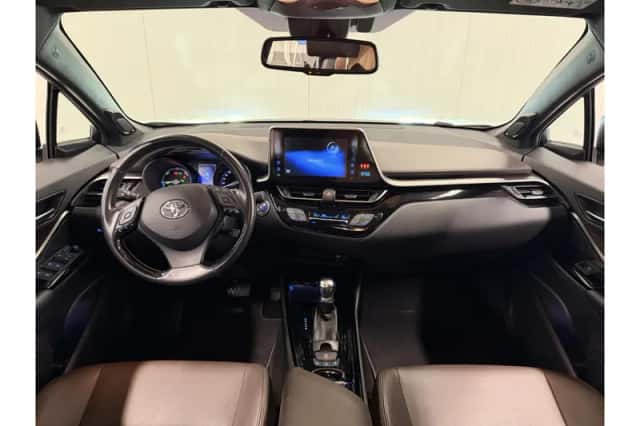 Toyota C-HR (2019) thumbnail 3