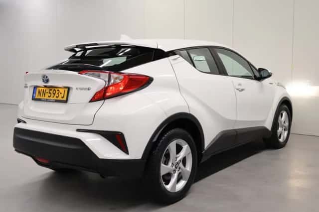 Toyota C-HR (2017) thumbnail 2