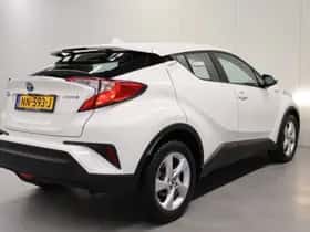 Toyota C-HR (2017) thumbnail 2