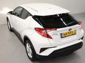 Toyota C-HR (2017) thumbnail 12