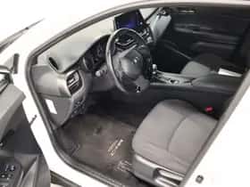 Toyota C-HR (2017) thumbnail 16