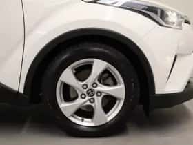 Toyota C-HR (2017) thumbnail 9
