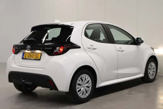 Toyota Yaris (2021) thumbnail 2