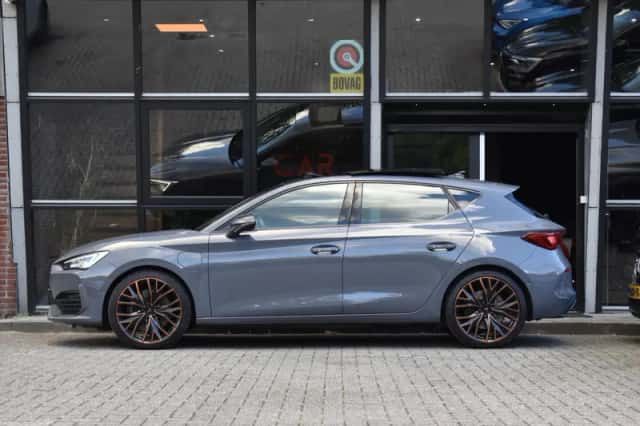 CUPRA Leon (2022) thumbnail 4