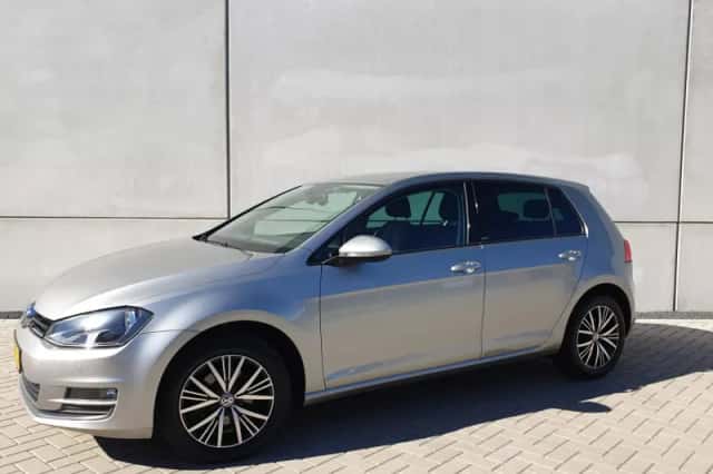 Volkswagen Golf (2016) thumbnail 2