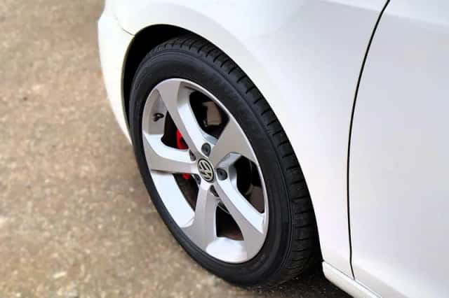 Volkswagen Golf (2010) thumbnail 2