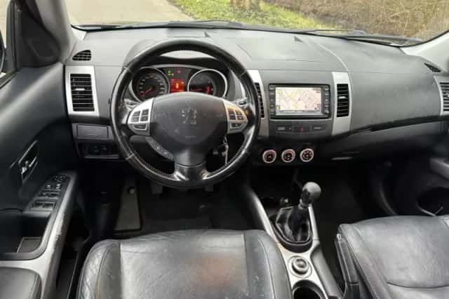 Peugeot 4007 (2010) thumbnail 2