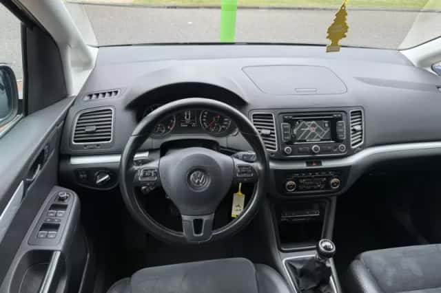 Volkswagen Sharan (2011) thumbnail 2