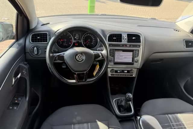 Volkswagen Polo (2016) thumbnail 2