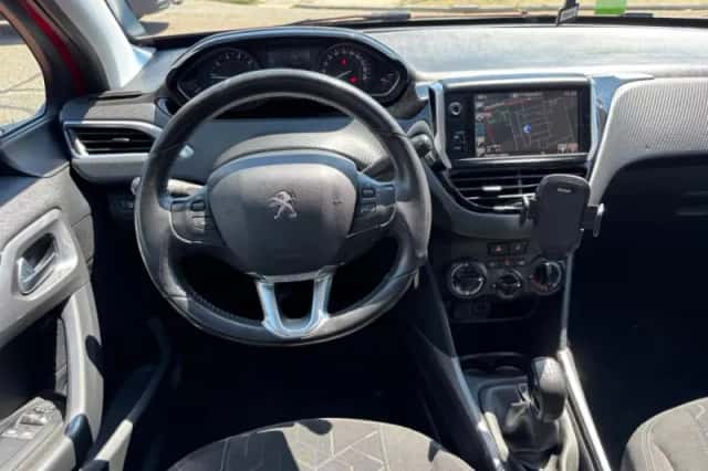 Peugeot 2008 (2016) thumbnail 2