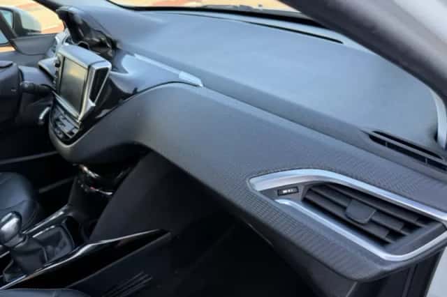 Peugeot 2008 (2017) thumbnail 2
