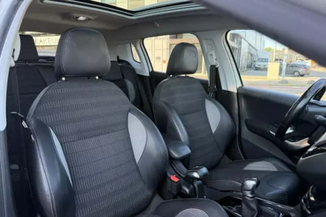 Peugeot 2008 (2017) thumbnail 3