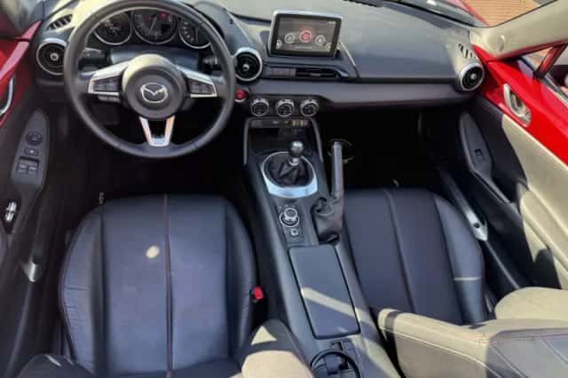 Mazda MX-5 (2017) thumbnail 2